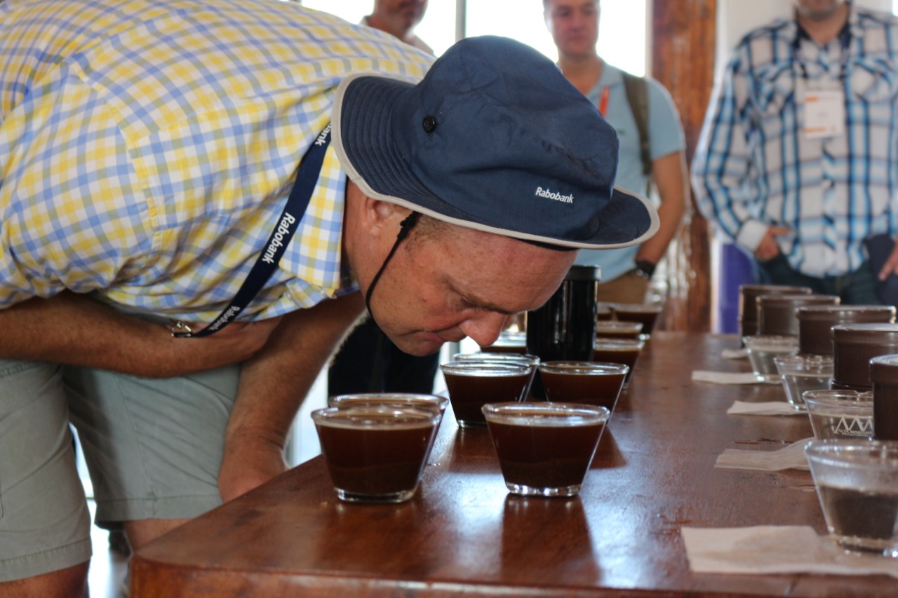 Um dos visitantes experimenta o café produzido pela Labareda durante a visita à Fazenda Bom Jesus (Foto: Divulgação)